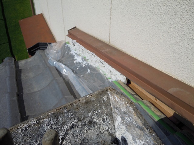 名古屋市守山区｜壁との取り合いの雨漏り！隙間を埋めるように雨押え板金の増設で対応